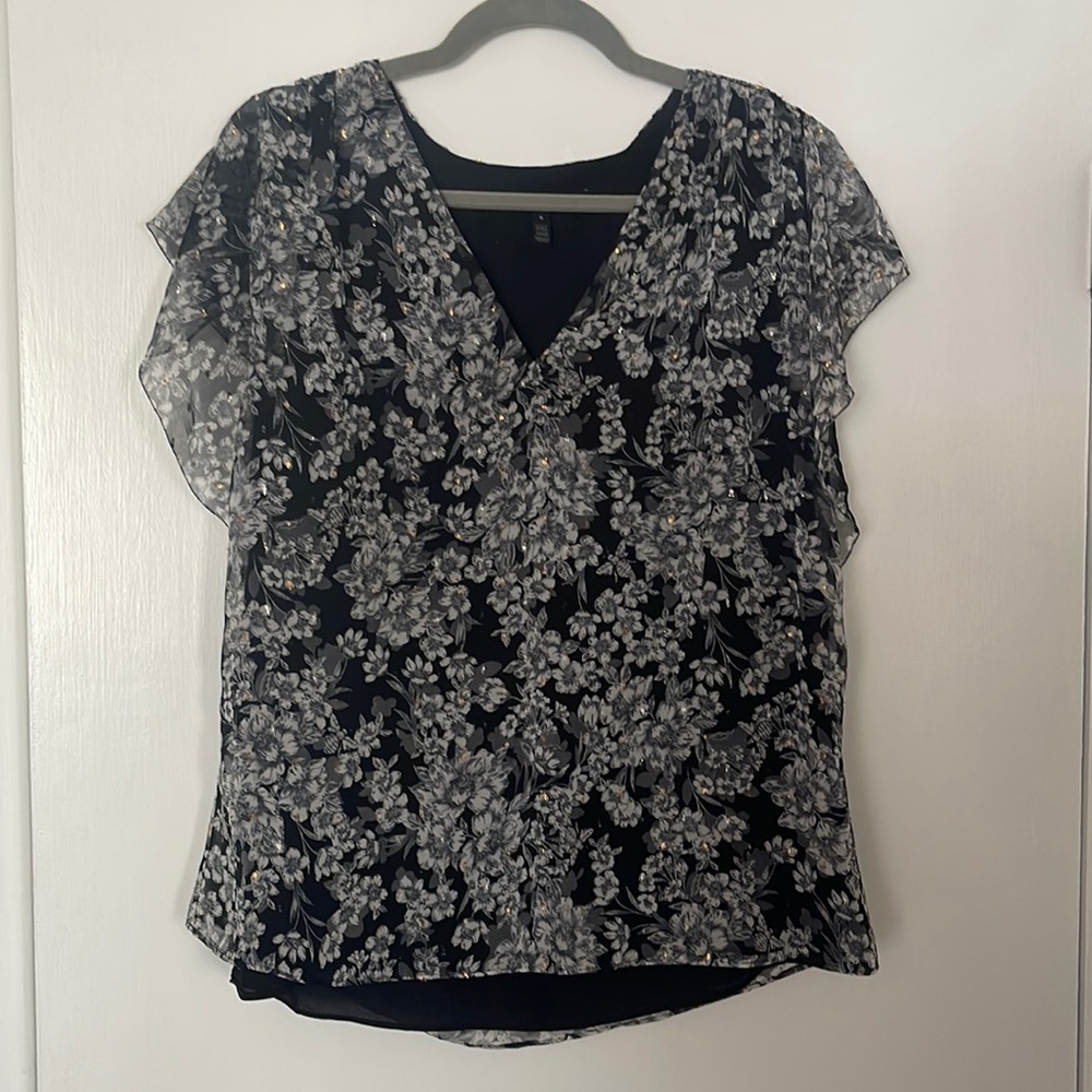 ⚪️🖤NWT White House Black Market Black & White Blouse